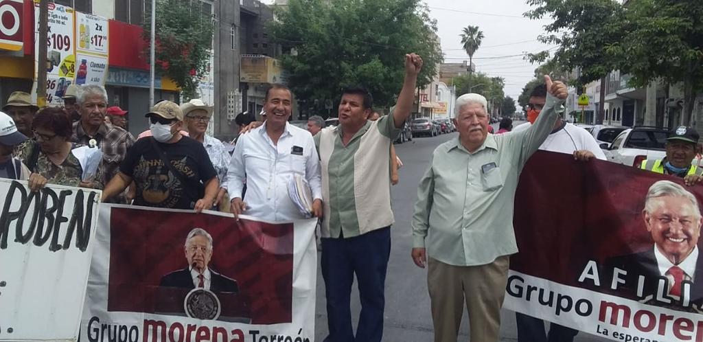 Se manifiestan en Palacio Federal de Torreón