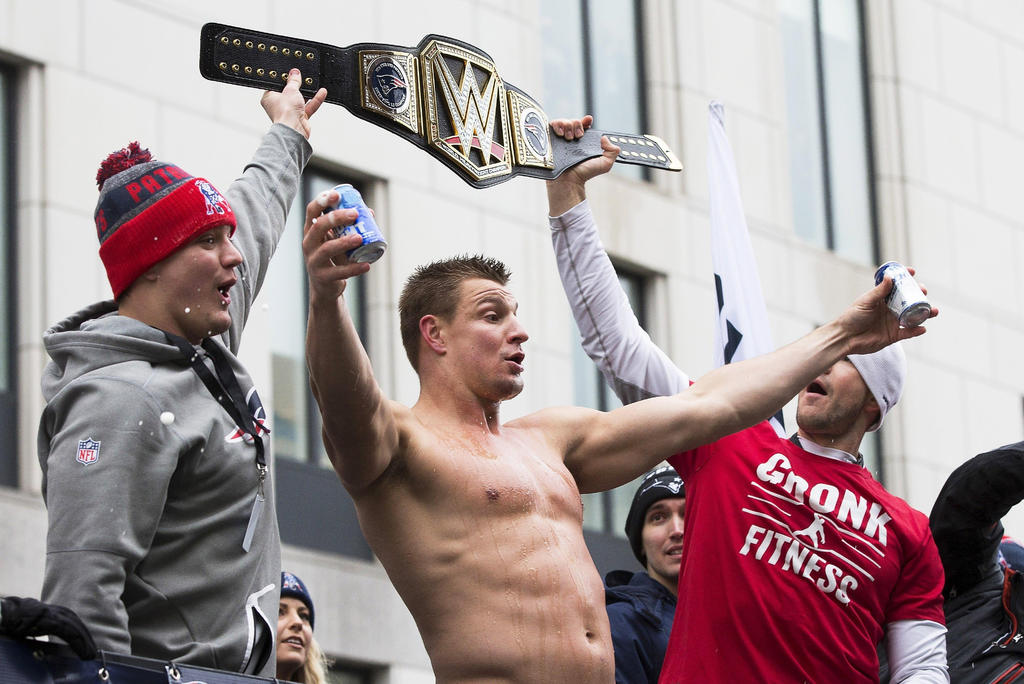 Gronkowski asegura que la NFL lo preparó para la WWE
