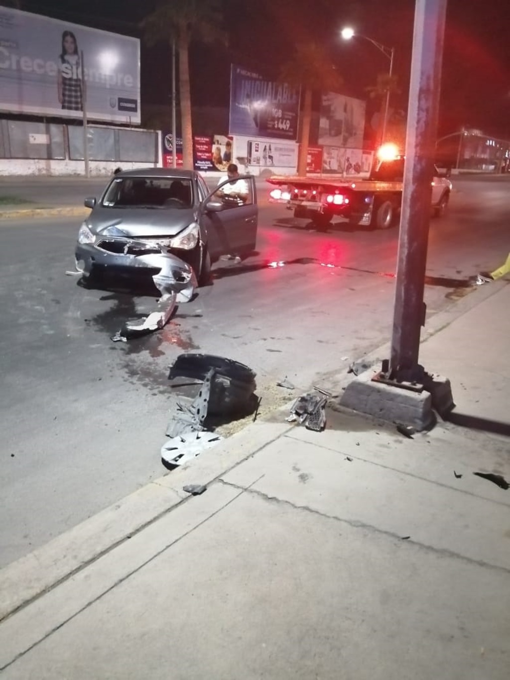 En Torreón, conductor se sube a banqueta tras derrapar