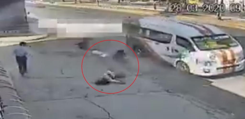 VIDEO: Pasajeros saltan de combi en movimiento para evitar asalto
