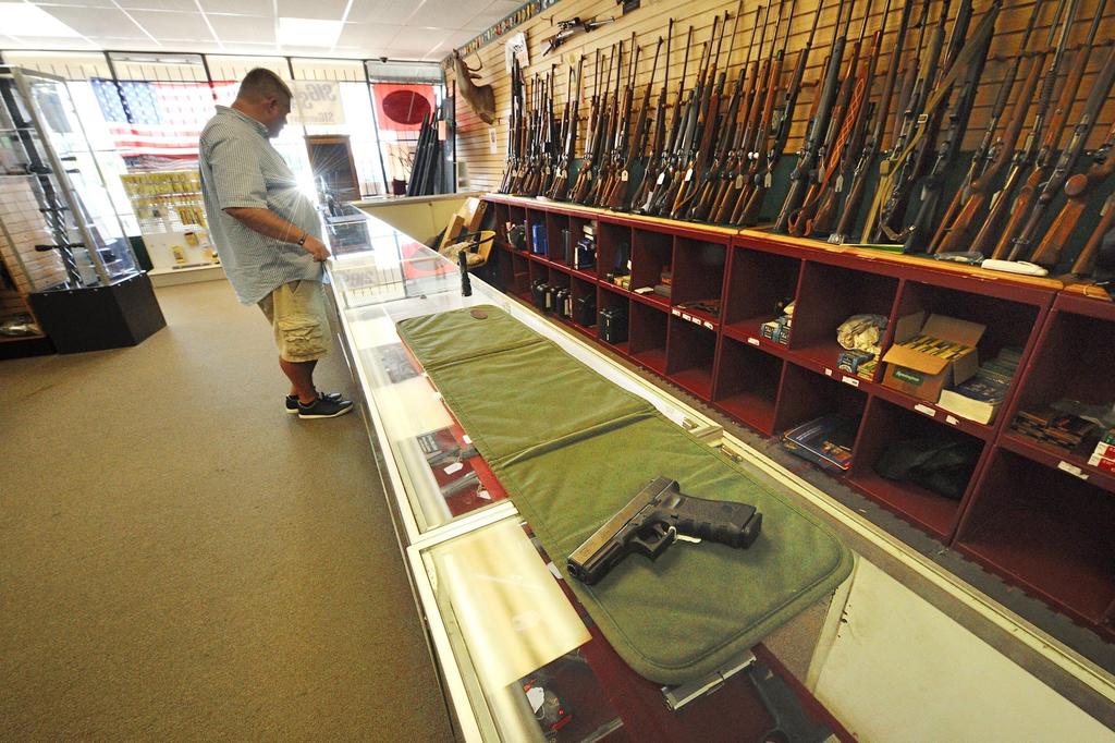 Los Ángeles aprueba tiendas de armas como negocios esenciales