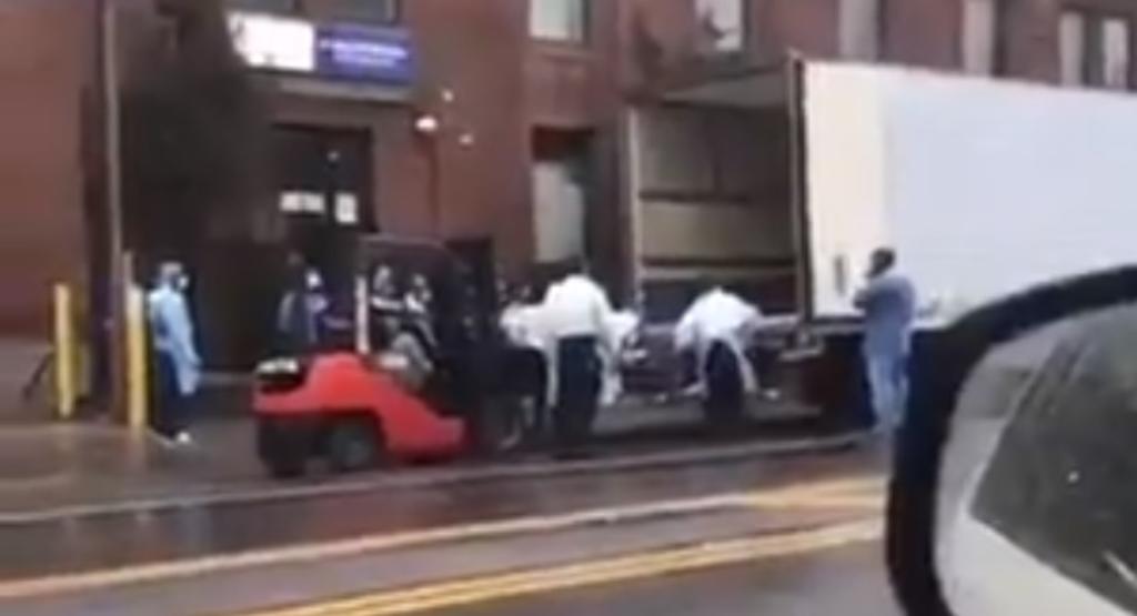 VIDEO: Apilan decenas de muertos en camión por COVID-19 en Nueva York