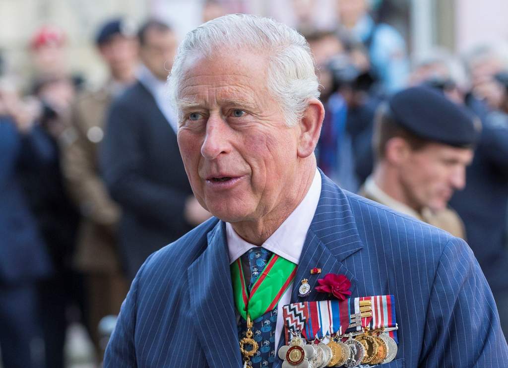 Príncipe Carlos inaugura hospital para COVID-19 en Londres