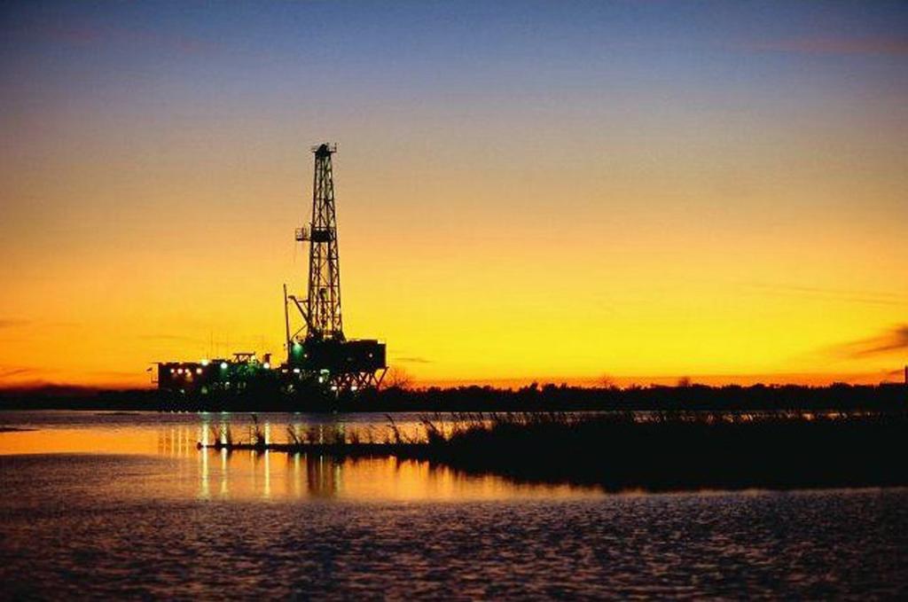 Fitch Ratings reduce calificación a Pemex ante caída del petróleo