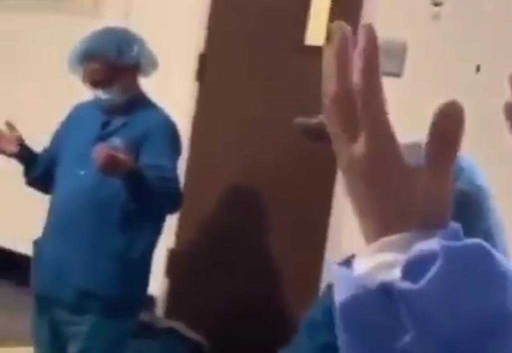 VIRAL: Médicos estadounidenses rezan de rodillas ante epidemia de COVID-19