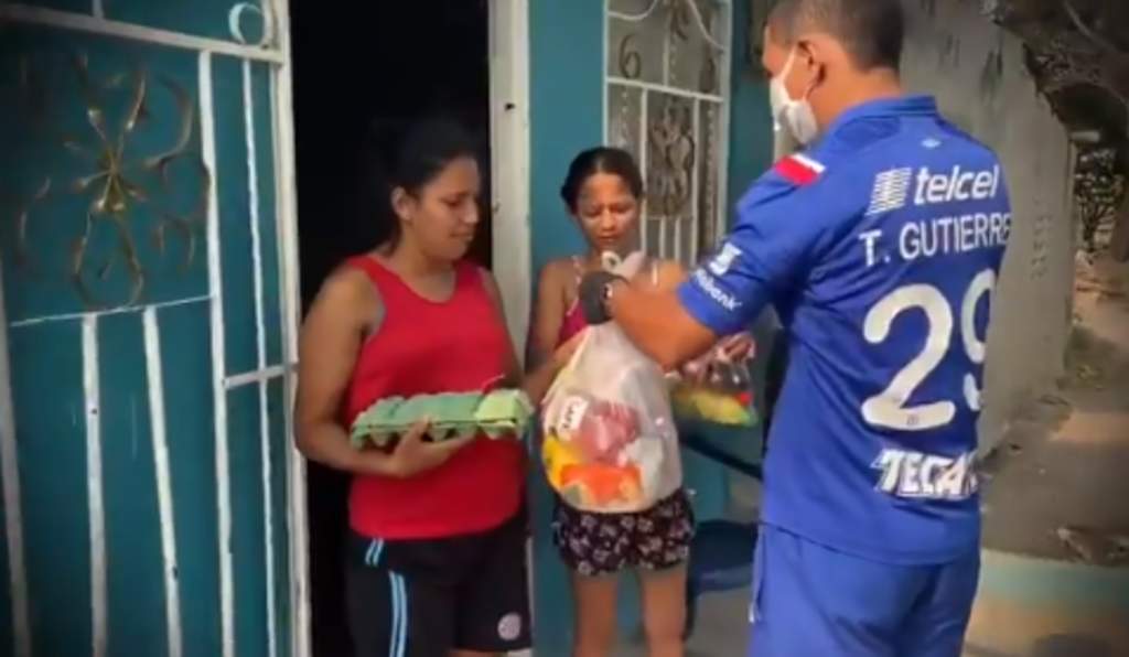 Teo Gutiérrez dona despenas con la camisa de Cruz Azul puesta