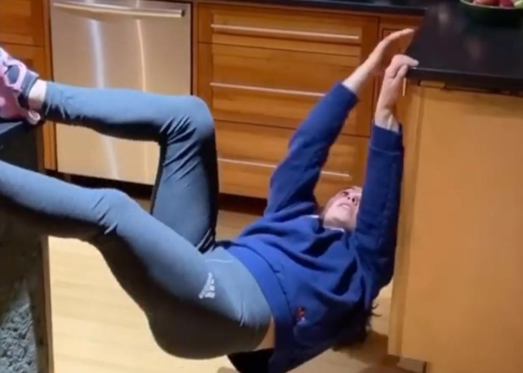 VIDEO: Joven practica escalada con los muebles de su cocina