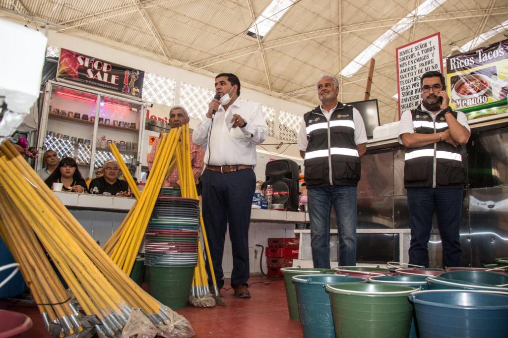 Comerciantes de Lerdo se ponen 'las pilas' para sanitizar sus negocios
