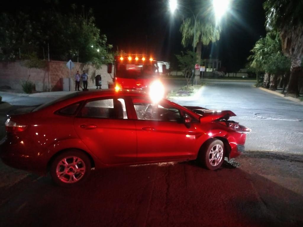 Veloz conductor se impacta contra palma en Torreón