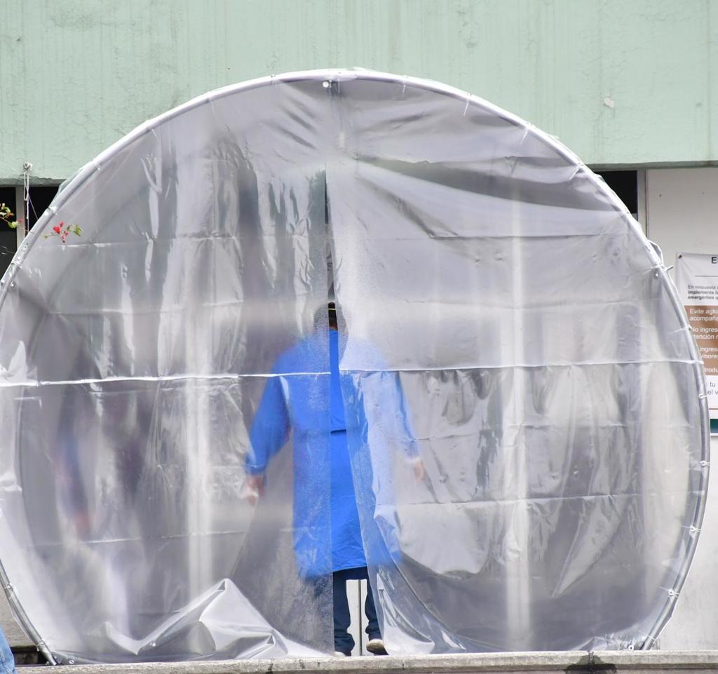 Colocan dos túneles sanitizantes en IMSS de Monclova