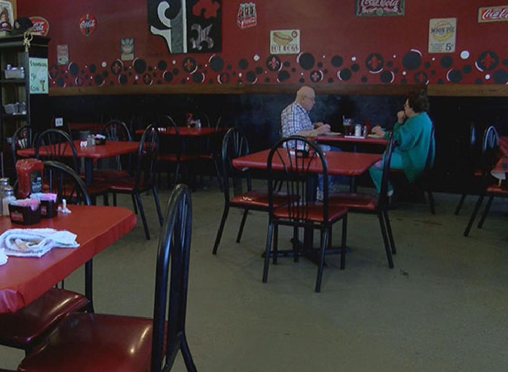 Restaurante sigue abriendo para no modificar la rutina de una anciana