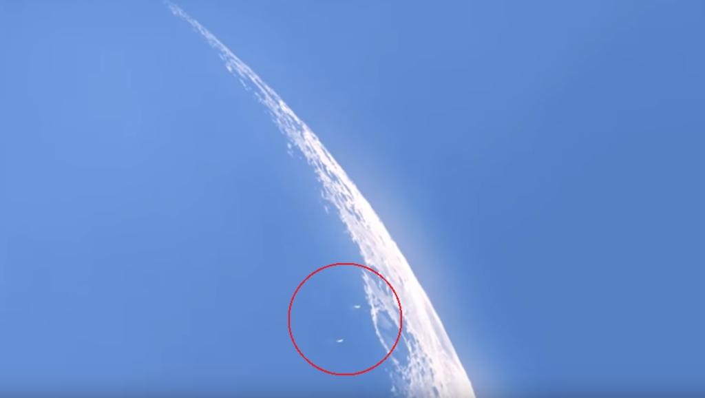 VIRAL: Captan supuestos objetos 'extraños' volando cerca de la luna
