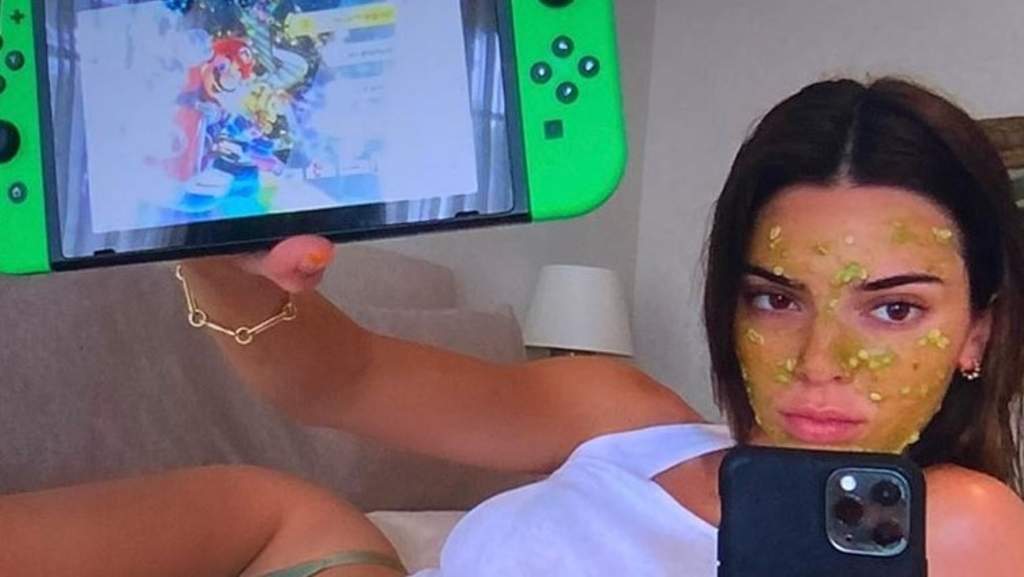 Kendall Jenner juega Nintendo Switch en ropa interior por cuarentena