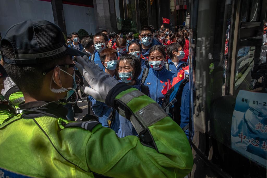 Despide Wuhan a sanitarios; Japón declarará estado de emergencia