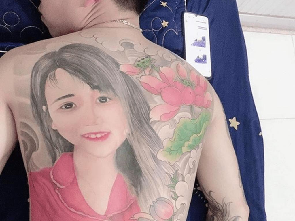 Se tatúa en la espalda el retrato de su novia para ‘demostrarle su amor’