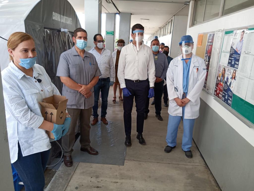 Ayuntamiento de Gómez Palacio entrega cabinas sanitizantes a hospitales