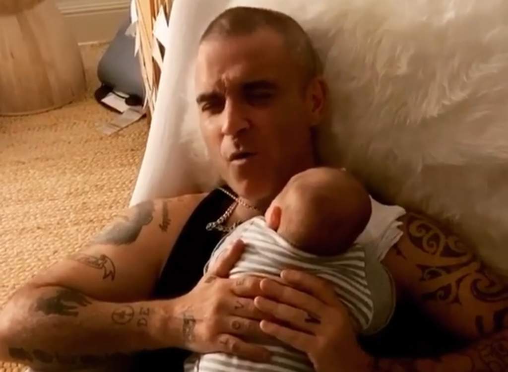 Muestra Robbie Williams su faceta como papá en cuarentena