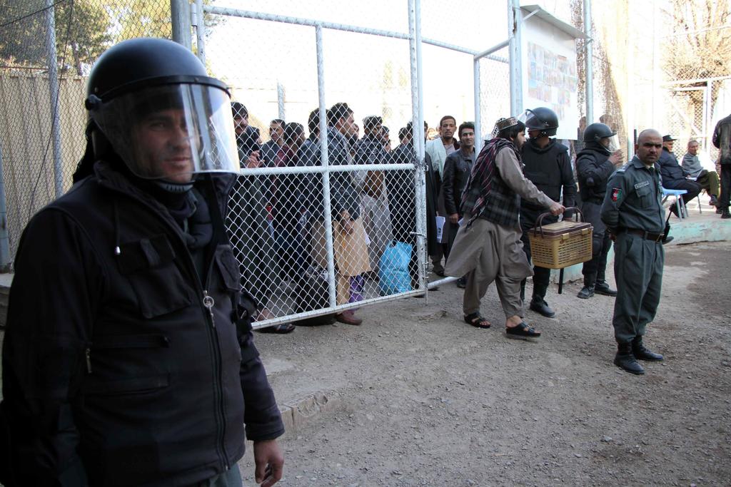 Anuncia Afganistán liberación de 100 prisioneros del Talibán