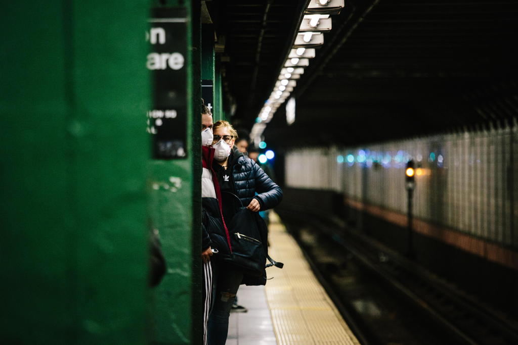 COVID-19 azota metro de Nueva York, con 41 empleados muertos y miles aislados