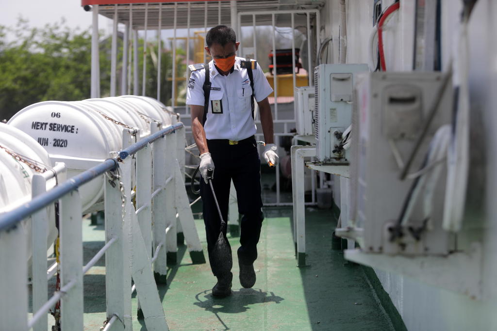 Por temor al COVID-19, pasajeros de un ferry saltan al agua en Indonesia