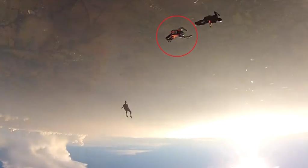 VIDEO: Paracaidista es noqueado en los aires durante salto grupal