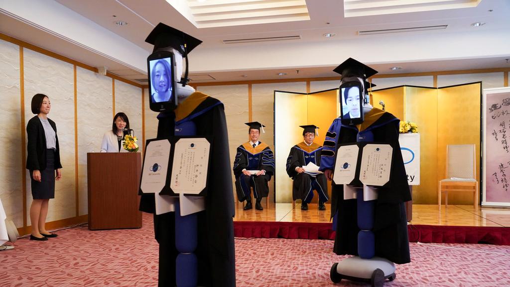 Robots en lugar de estudiantes en una ceremonia de graduación