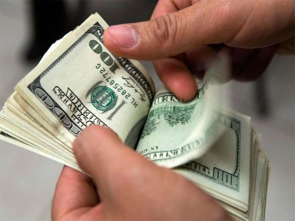 Dólar se vende en 23.52 pesos en mercados internacionales
