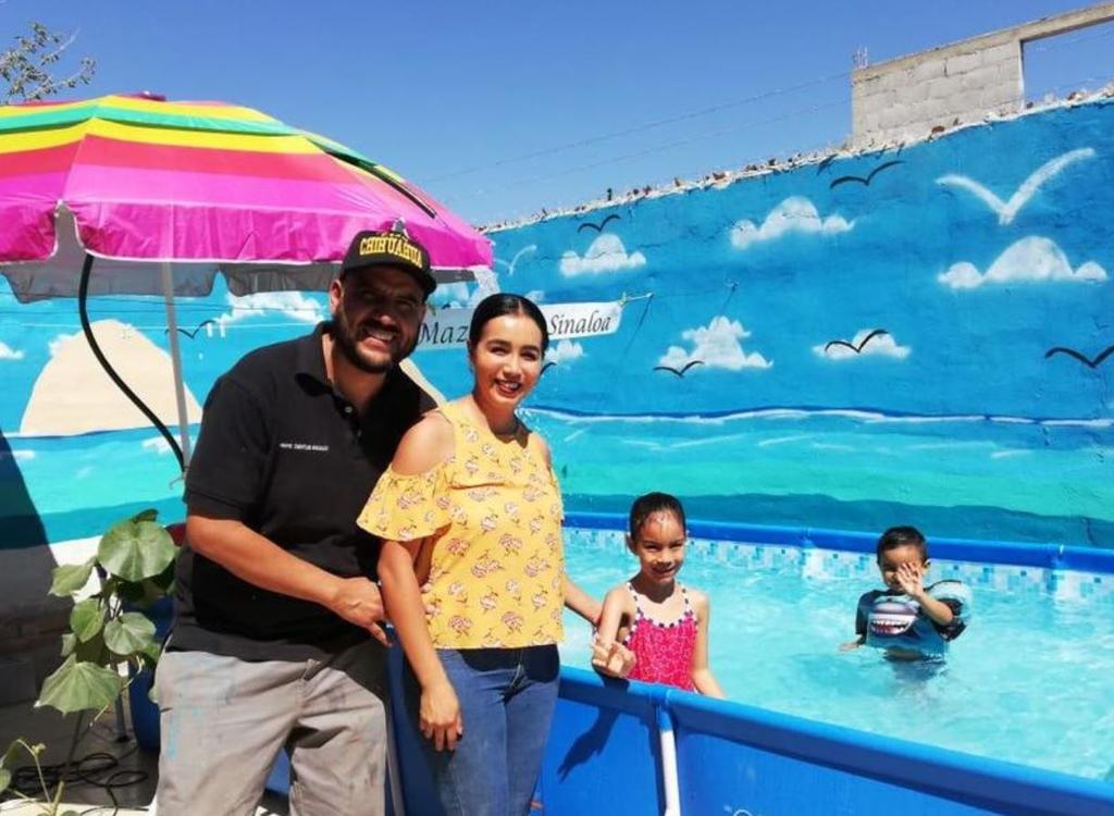 Familia coahuilense recrea Mazatlán en su patio para 'salir' de vacaciones