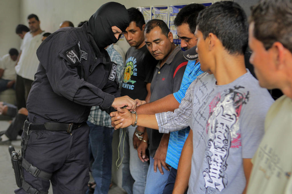 Corte salvadoreña prohíbe arrestos a personas que incumplan la cuarentena
