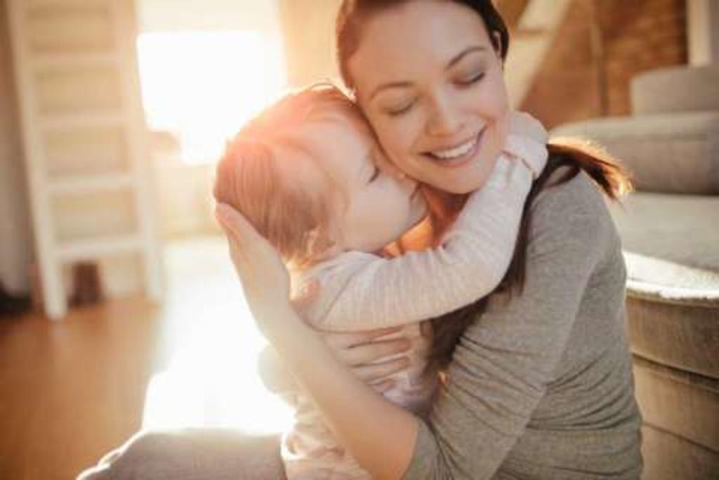 Bebés de 4 meses pueden reconocer a sus padres mediante un abrazo