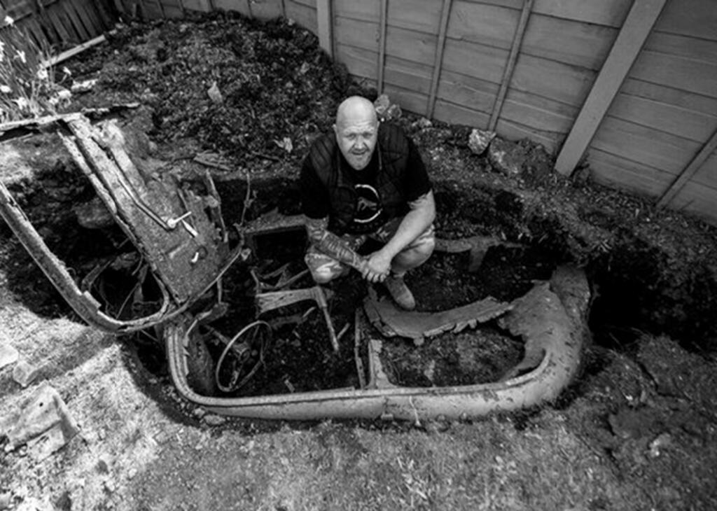 Encuentra un auto enterrado en el patio de su casa