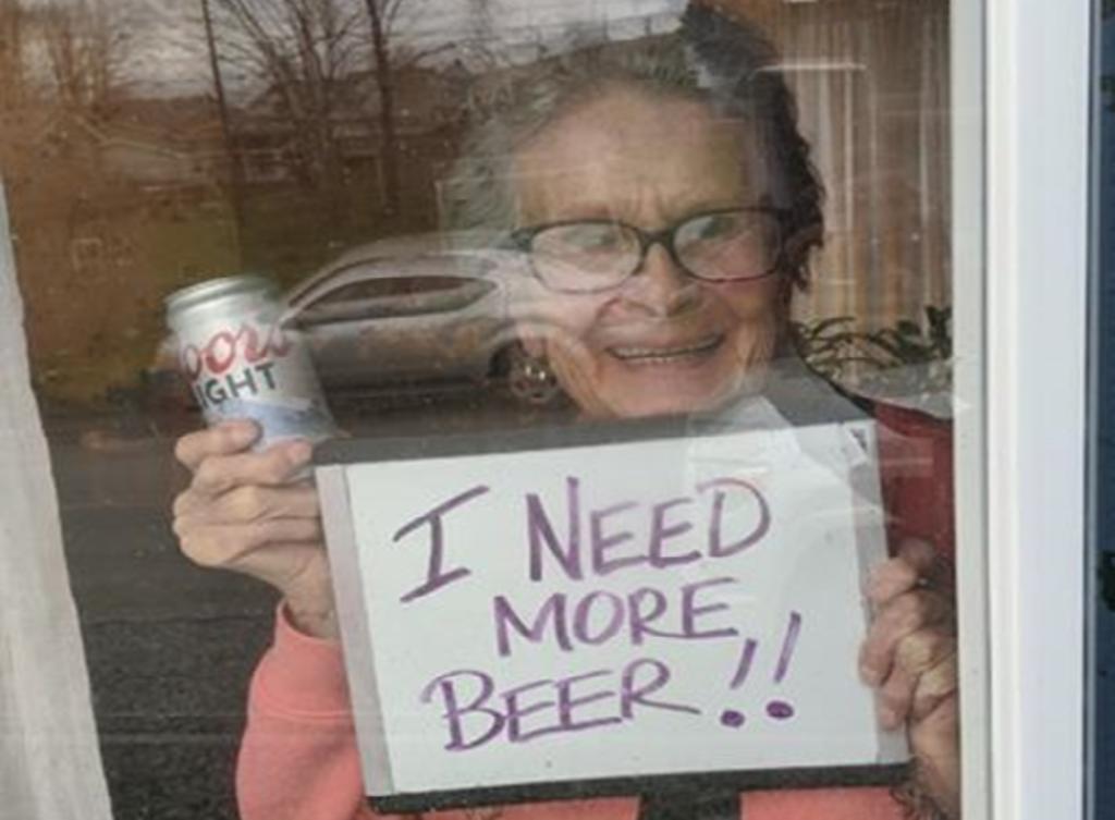 Anciana se hace viral por pedir que le traigan más cerveza