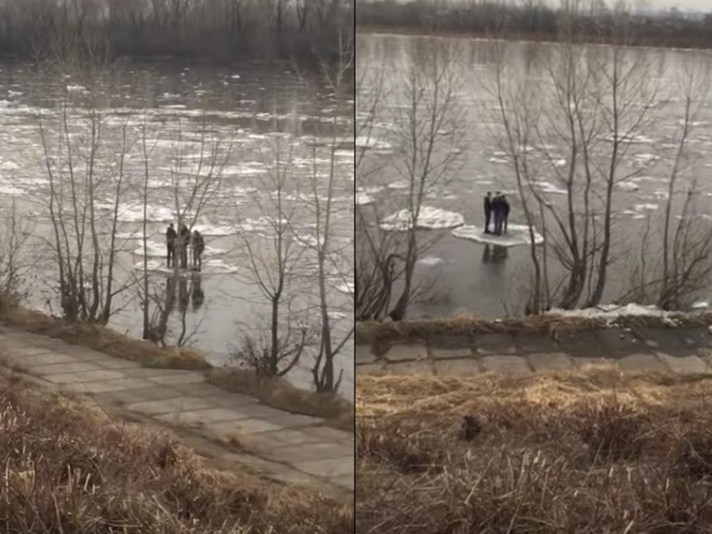 Personas pasean en un río sobre un pedazo de hielo