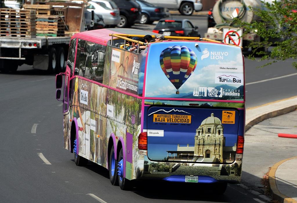 Operadores de transporte turístico protestan en Monterrey