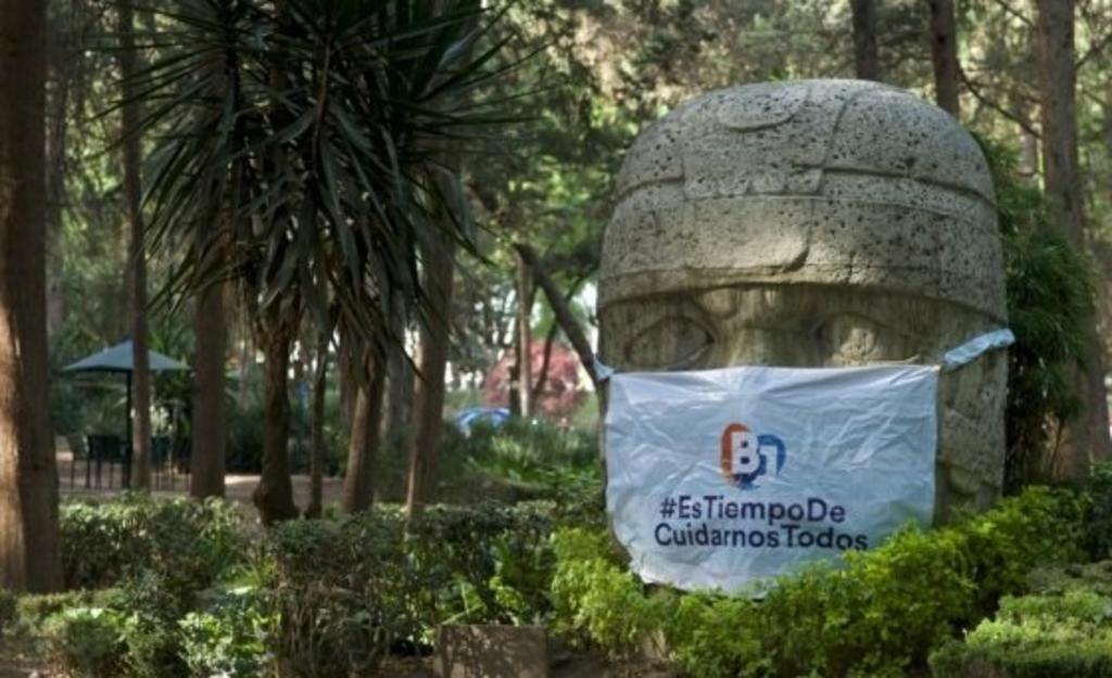Colocan cubrebocas a monumento a Benito Juárez y a cabeza Olmeca