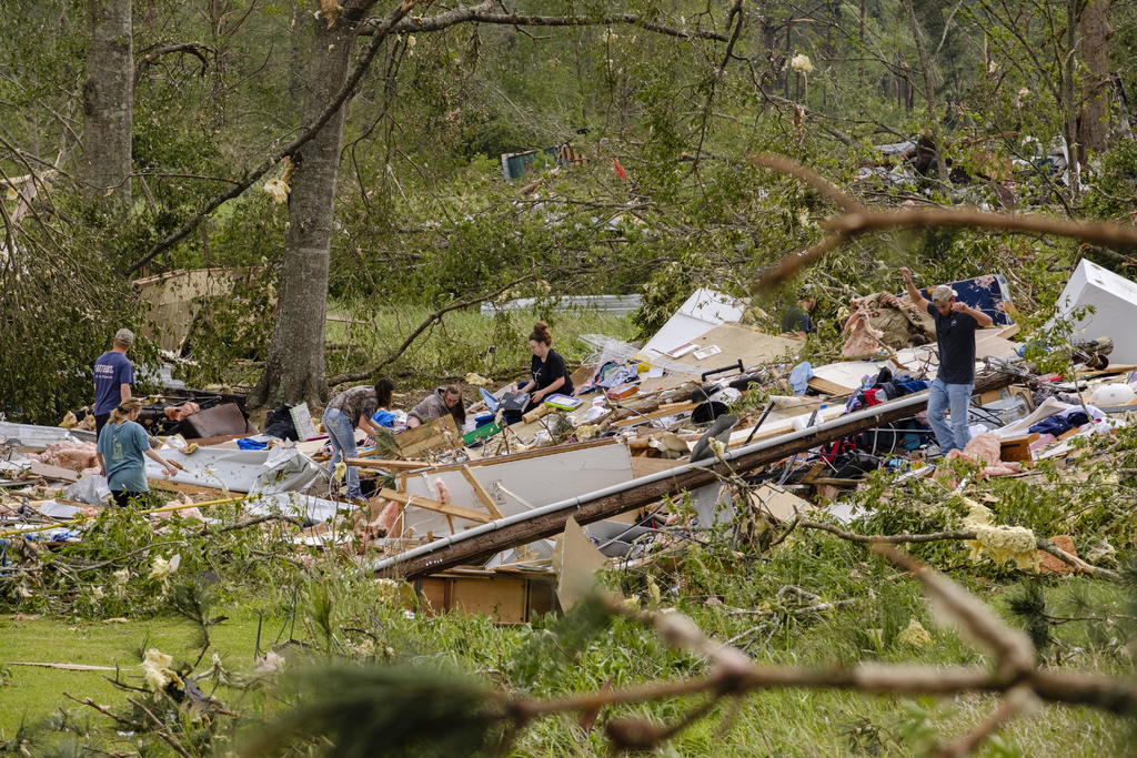 Suman 34 muertos por tornados en sur de EUA