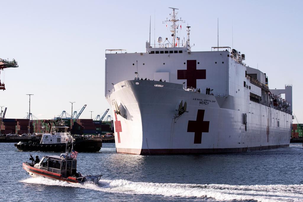 Siete tripulantes de un buque médico atracado en California tienen COVID-19