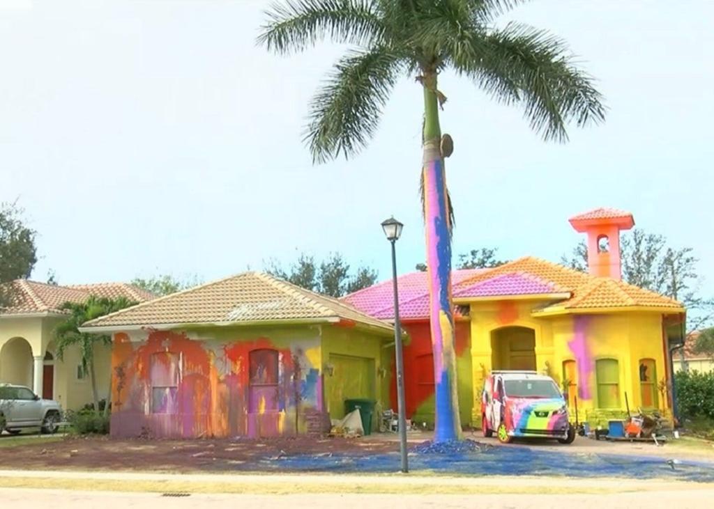 Pintura colorida le ganó a esta casa el odio de sus vecinos