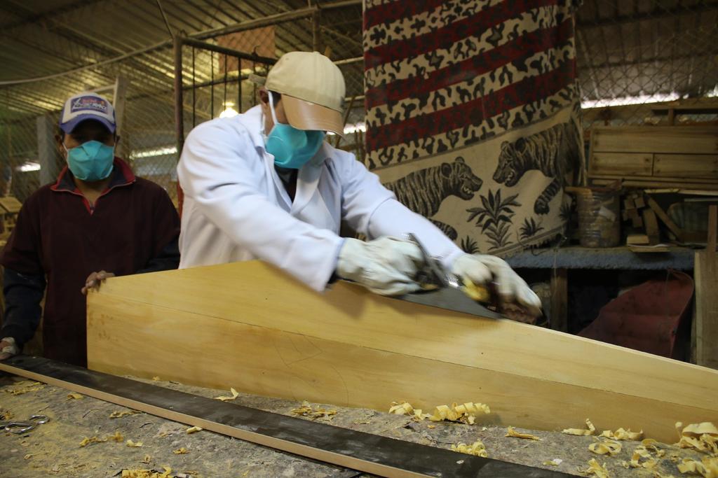 En medio de la pandemia, Ecuador fabrica ataúdes