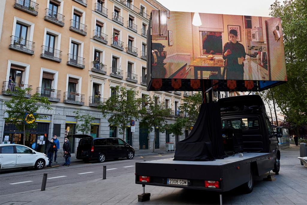 Cine de balcón transmite películas en las calles de Madrid
