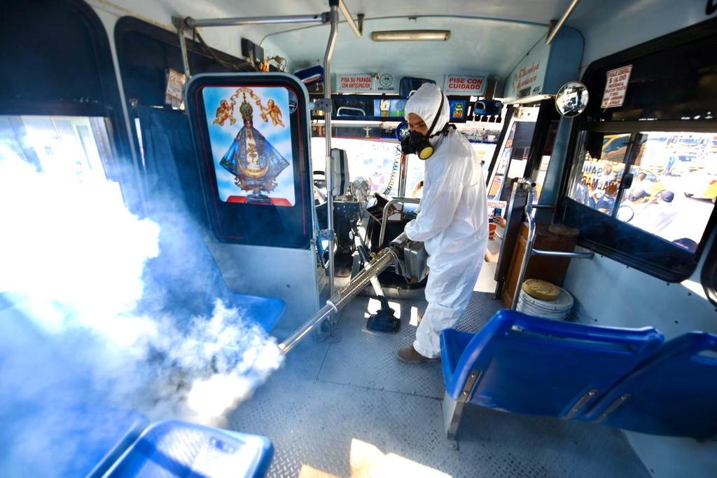Sanitizan unidades del transporte público de Torreón
