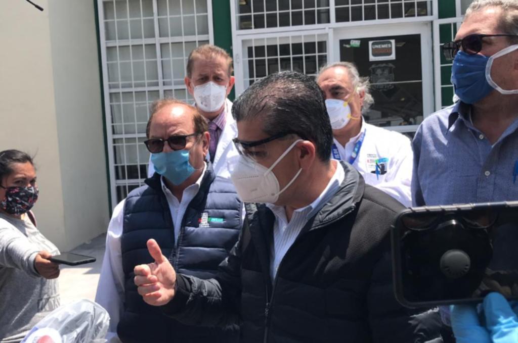 Inspecciona Riquelme laboratorio y hospital móvil en Monclova