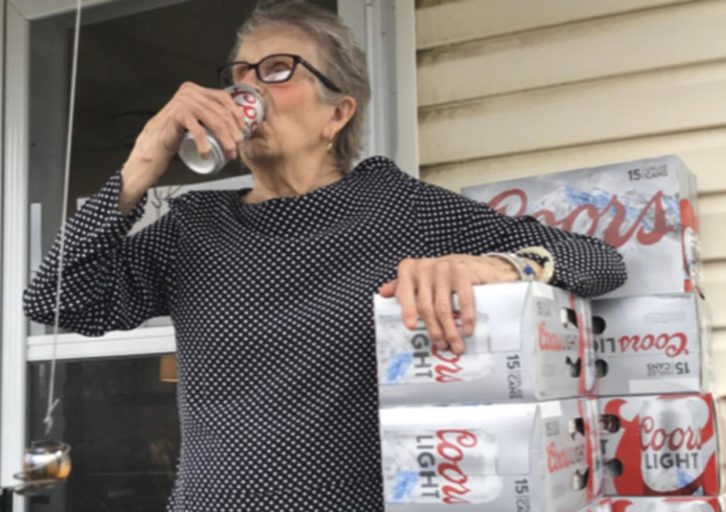 Anciana en cuarentena pide cerveza por su ventana y consigue 150 latas