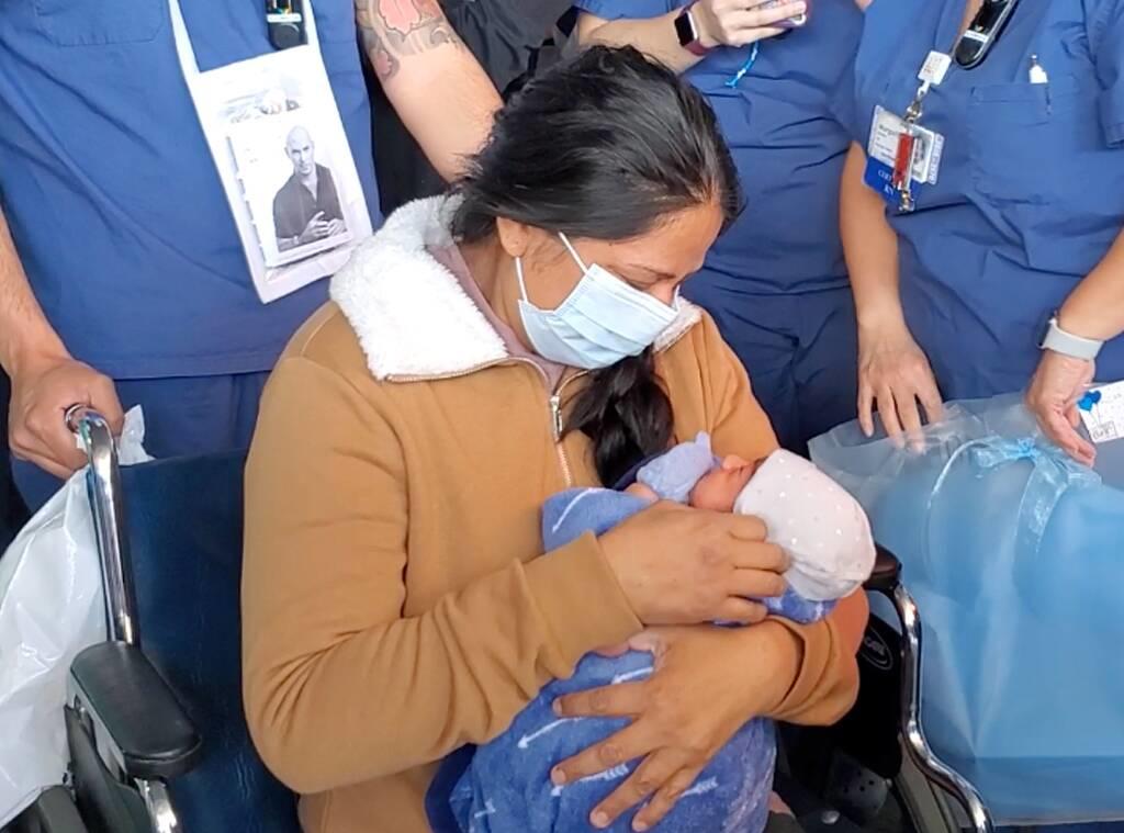 Mujer con COVID-19 da a luz en coma; se recupera y abraza a su bebé