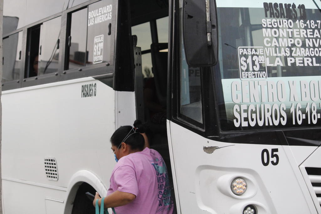 Llaman a mantener la 'sana distancia' en camiones de Torreón