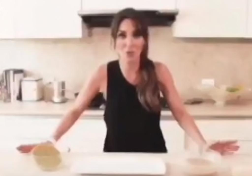 VIDEO: Anahí hace enfrijoladas 'gourmet' y se hace viral
