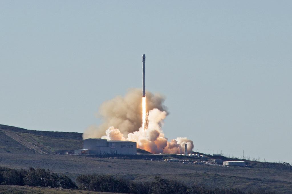 Envía SpaceX al espacio 60 satélites para su red de alta velocidad