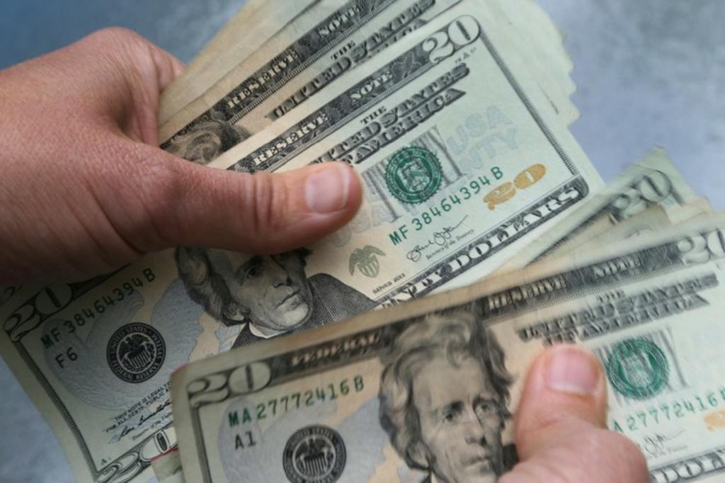 Dólar rebasa los 25 pesos en instituciones bancarias