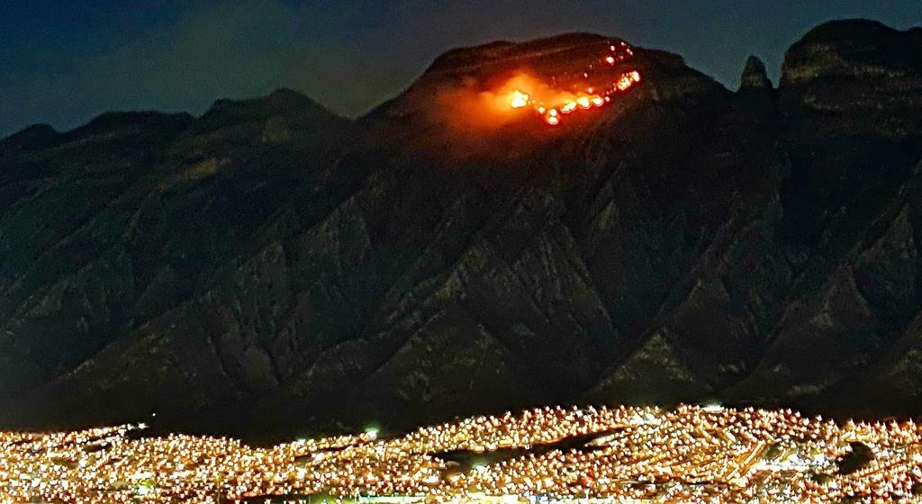 Difunden videos del incendio en el Cerro de las Mitras de Nuevo León