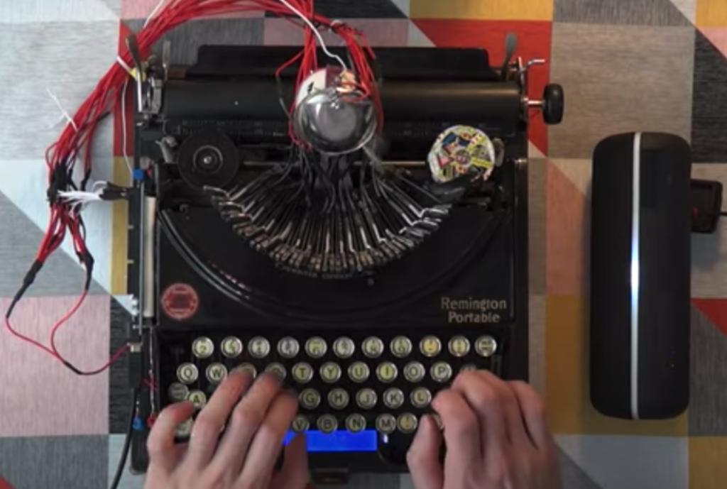 Toca música electrónica con una máquina de escribir